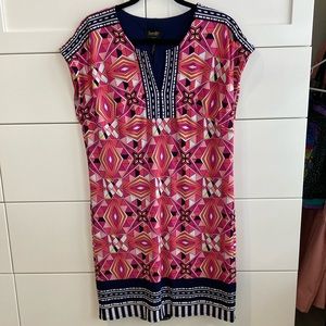 Women’s geometric shift dress
laundry by Shelli Segal
Size M